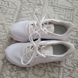 Nike White Athletic Sneakers - Lightweight Comfort 6.5